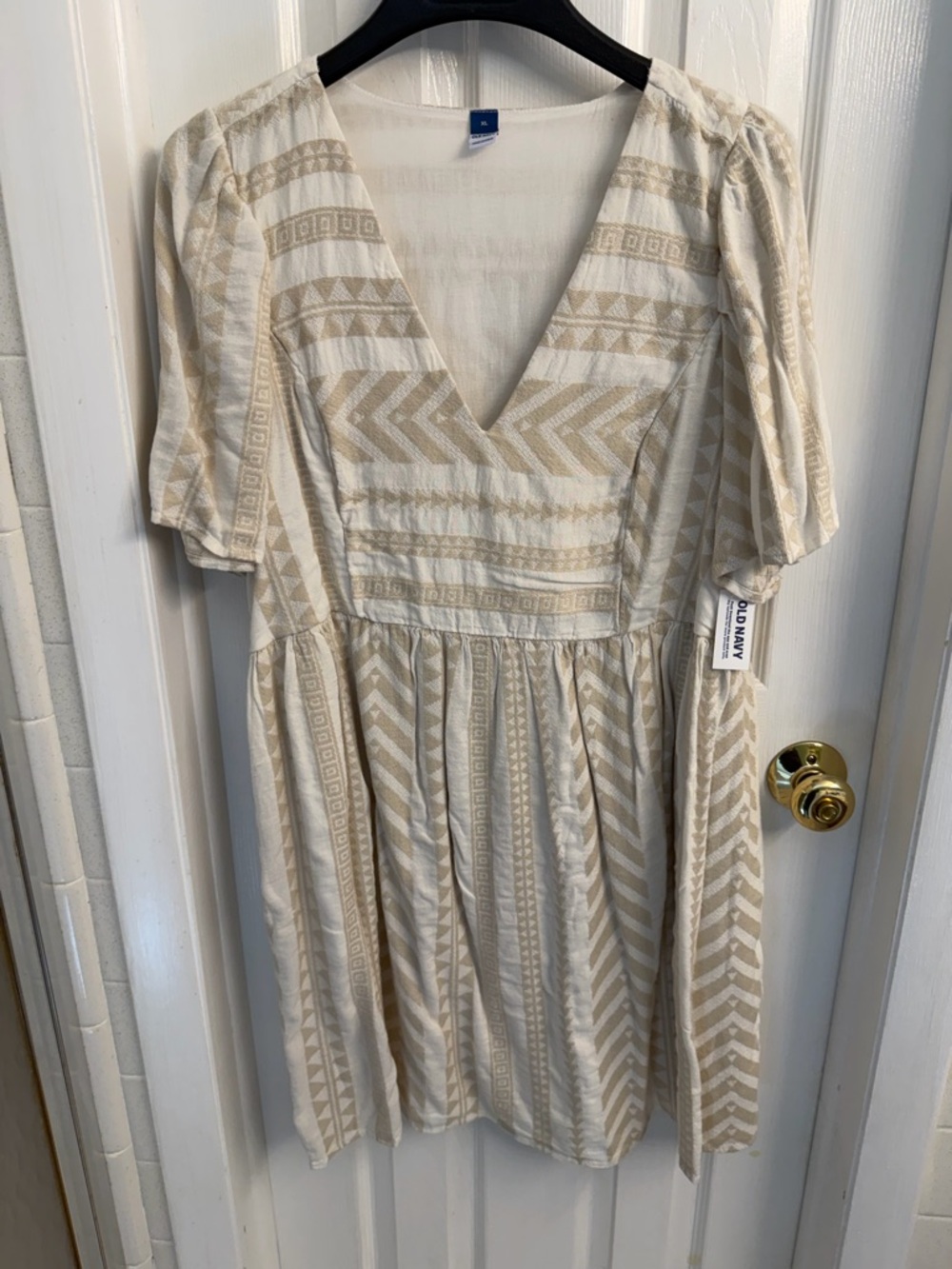 Old Navy Cream Patterned V-Neck Short Sleeve Dress